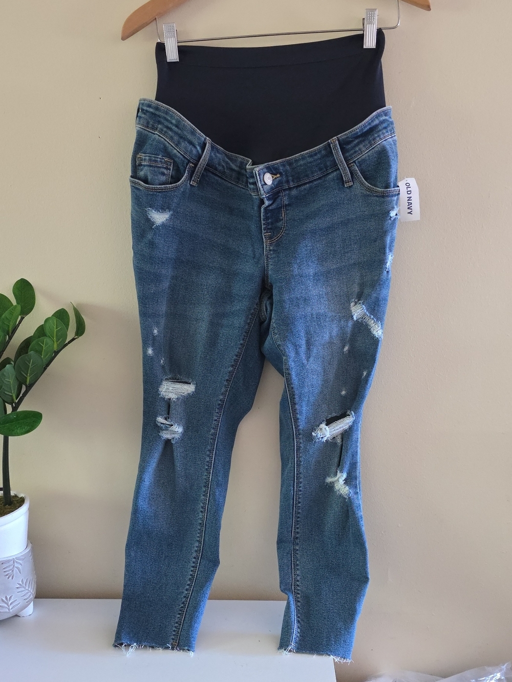 Old NAVY Maternity BNWT Rock Star Super Skinny Distressed Raw Hem Jean - Sz 10